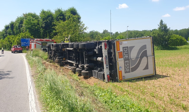 Il Tir uscito di strada in via Monte San Michele