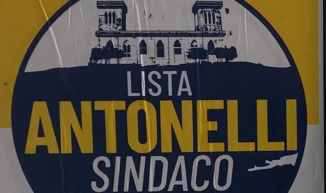 I manifesti affissi in città con il logo a sostegno di Emanuele Antonelli. Una lista del sindaco non si farà (foto Redazione)