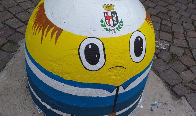 I primi panettoni colorati puliti e ridipinti nella piazza antistante il municipio . È il progetto anti degrado portato avanti da Iris. In totale saranno 13 gli spartitraffico colorati in città