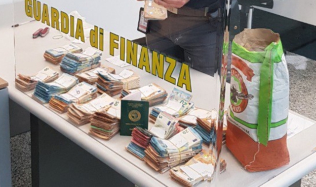 I soldi erano nascosti in pacchi di farina (foto GdF - Adm)