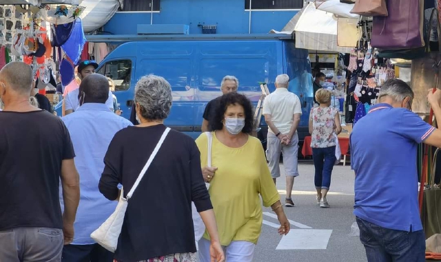 Grande folla, mercoledì scorso, al mercato di Luino, grazie ai tantissimi turisti europei tornati sul lago (foto Redazione)