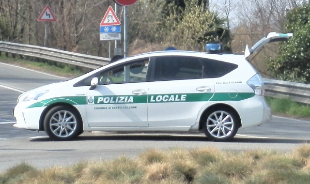 Polizia locale di Sesto Calende al lavoro (foto Redazione)