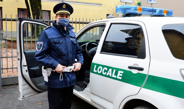 Una gente della polizia locale al lavoro  (Archivio)