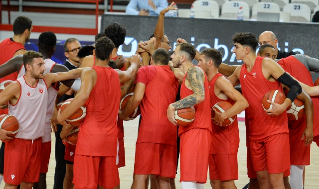 Alessandro Gentile sul parquet dell’Enerxenia Arena e, in alto, il gruppo biancorosso all’inizio dell’allenamento di ieri(fotoservizio Blitz / STEFANO BENVEGNÙ)