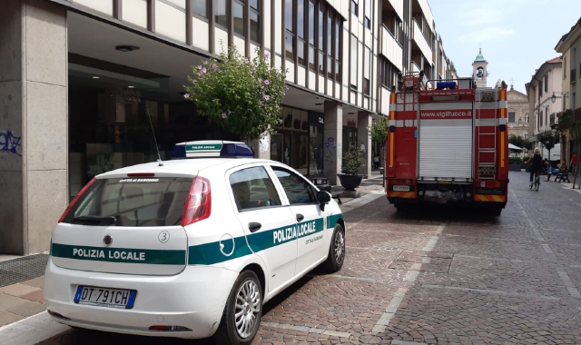 L’intervento di polizia locale e vigili del fuoco