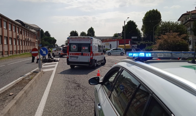 Busto, frontale con il postino: tre feriti