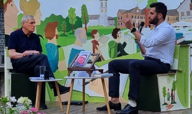 Don Luigi Ciotti con Lorenzo Bologna, referente di Libera nel Vco (foto Redazione)