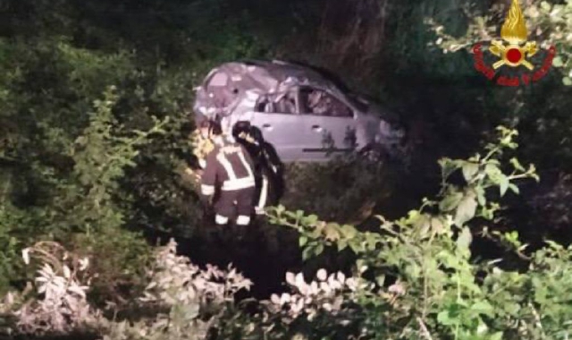 L’auto finita fuori strada