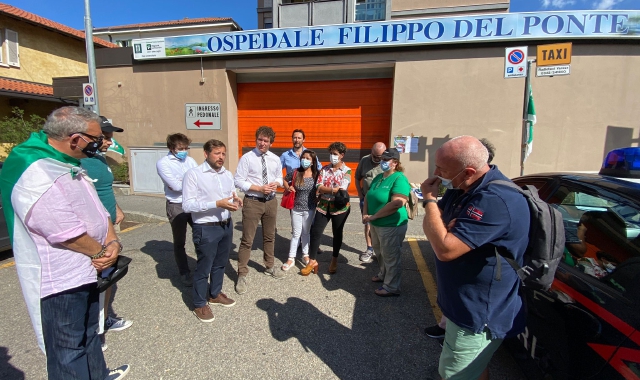 Il presidio organizzato dal sindacato Fials davanti all’ospedale Del Ponte con il candidato sindaco del centrodestra Matteo Bianchi (foto Blitz)