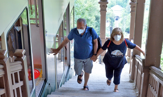 Due turisti accanto alla funicolare (foto Archivio)