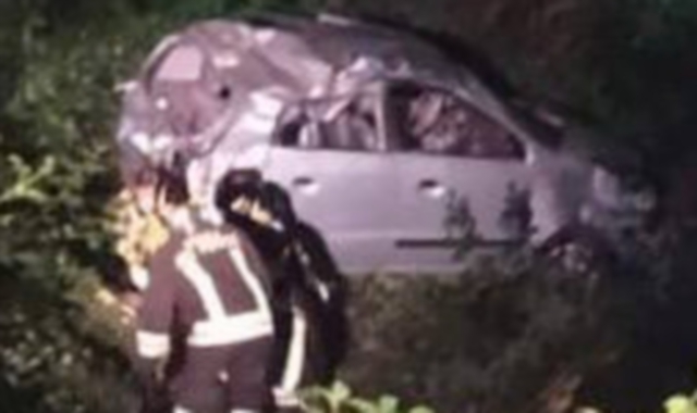 I vigili del fuoco sul luogo dell’incidente (foto Vigili del fuoco)