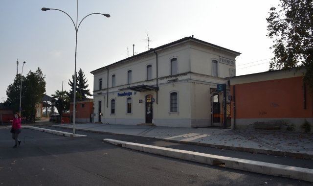 Parabiago, si sveglia nudo in stazione