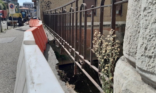 La balaustra del ponte di via Ronchetti ha avuto un cedimento strutturale (foto Blitz) 