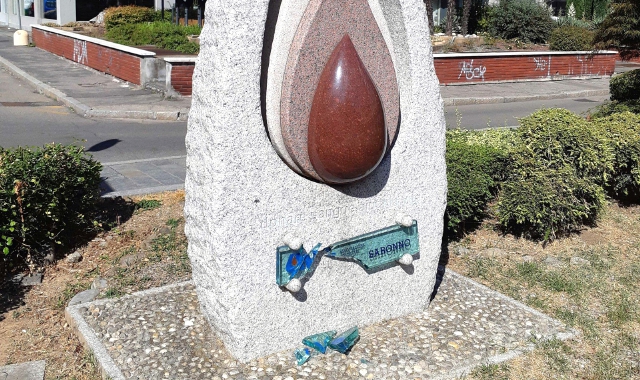 Il monumento dell’Avis vandalizzato (foto Blitz)
