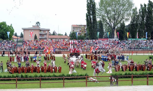 Gli onori al Carroccio (Pubblifoto)