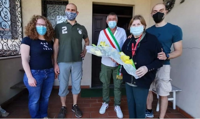 Maria Rosa accolta da famiglia e sindaco dopo il ritorno a casa a Samarate (foto Redazione)