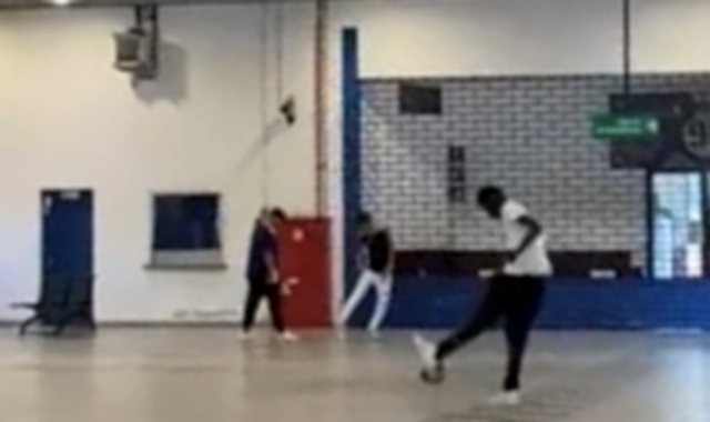 Lonate Pozzolo, partita di calcio in stazione
