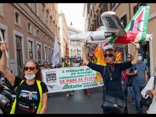 Alitalia: Ue, aiuti da 900 milioni illegali, Italia li recuperi