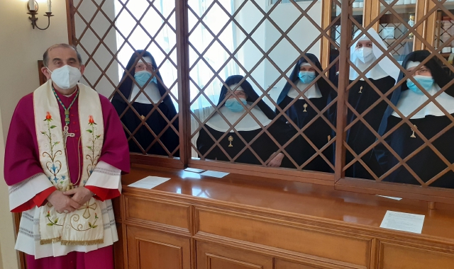 L’arcivescovo Delpini con le Benedettine  (foto Blitz)