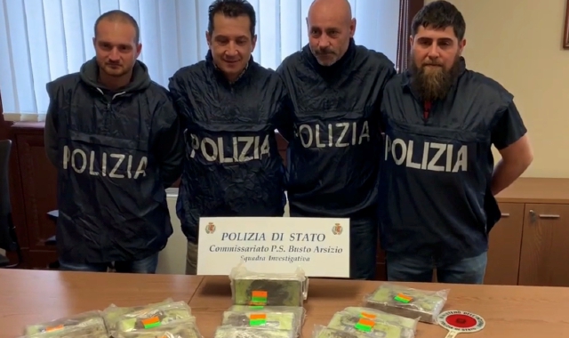 I poliziotti del commissariato di via Foscolo il giorno dell’arresto dell’imputato (foto Blitz)