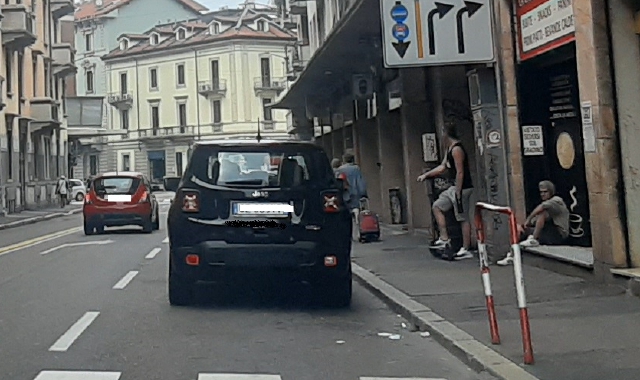 La parte finale di via Piave, dove di sera si radunano alcuni gruppi di ragazzi rumorosi e minacciosi verso le giovani donne: molte evitano di passare di lì