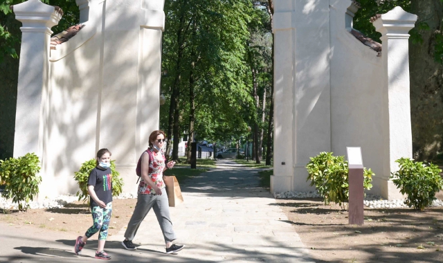 L’ingresso del parco dei Platani dove si registrano fenomeno di inciviltà