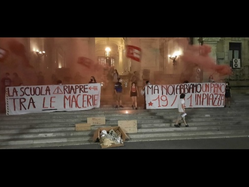 Scuola: protesta notturna degli studenti davanti a ministero