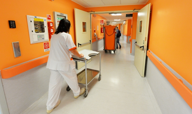Tra i tanti disagi dell’ospedale di Saronno, travolto nel 2016 dall’inchiesta sugli Angeli della Morte, c’è anche la carenza di pediatri e ginecologi, tanto che il reparto è di fatto chiuso. La testimonianza di una famiglia (foto Blitz)