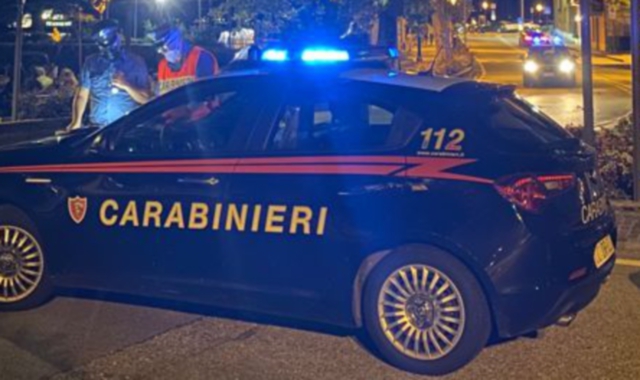 Aggredisce carabinieri e si tuffa nell’Arnetta