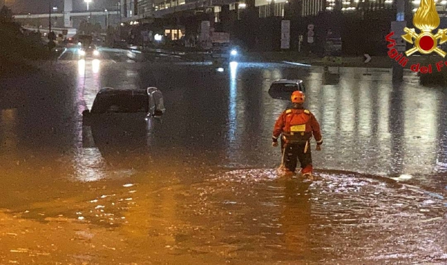 Auto sommerse dall’acqua a Malpensa (foto vigili del fuoco)