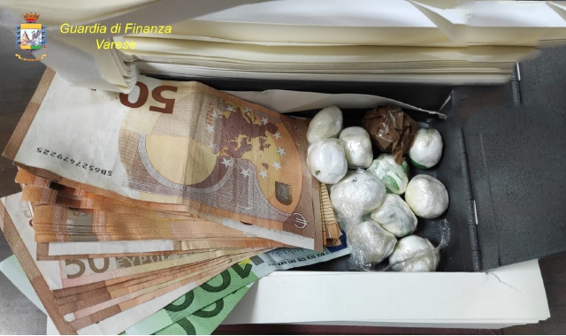 Parte del denaro e della droga sequestrati nell’operazione Vida Loca (foto Guardia di Finanza)