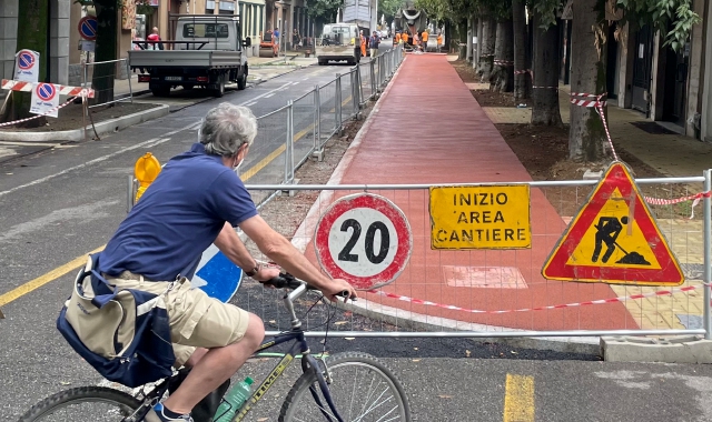 La pista ciclabile ora tendente al granata ma che diventerà rosa