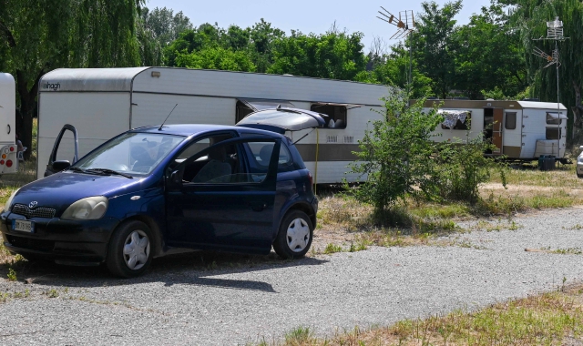 La polizia locale dai Sinti in via Lazzaretto per lo sgombero (foto Blitz)