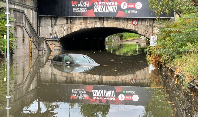 Sottopassi invasi dall’acqua e auto intrappolate a Busto Arsizio (foto Redazione)