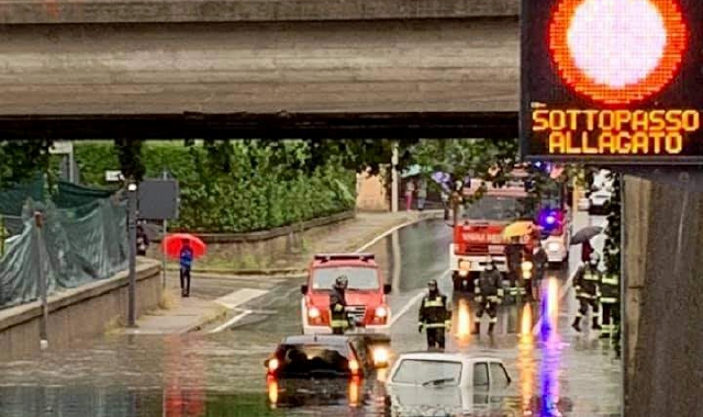 Il sottopasso di via del Lavoro, uno dei pochi allagatisi domenica, con le auto intrappolate nonostante i pannelli segnalassero la situazione