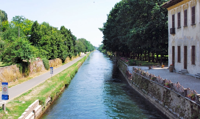 Uno scorcio del Naviglio a Robecco  (foto Archivio)