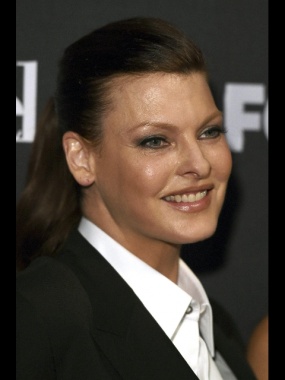 Sfigurata dal trattamento, Linda Evangelista chiede 50 mln