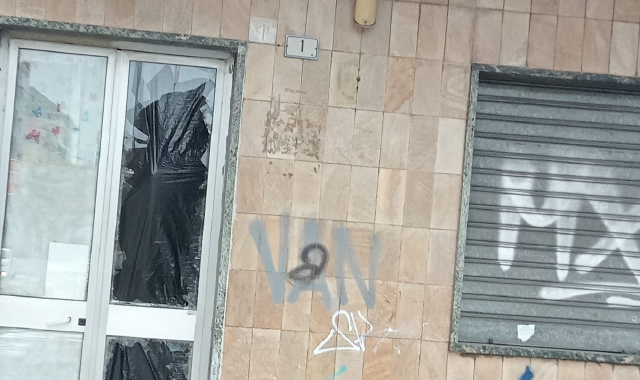 Busto Arsizio, dà in escandescenze al dormitorio