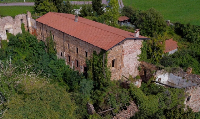 Una vista dall’altodel Castello di Belfortee l’edificio vistoda via Scoglio di Quarto:le condizionidel complesso peggiorano col passaredel tempo(foto Blitz)