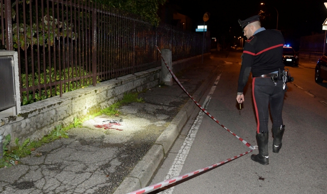 I carabinieri effettuano un sopralluogo sulla strada dove è morto il ventiduenne (Ansa - Andrea Canali)