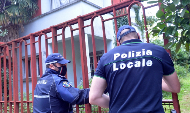 L’intervento degli agenti nella villa tra viale Aguggiari e via Botticelli (foto Blitz)