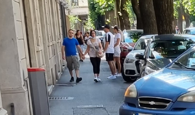 I parcheggi fra gli alberi di corso Bernacchi dovrebbero sparire (foto Redazione)