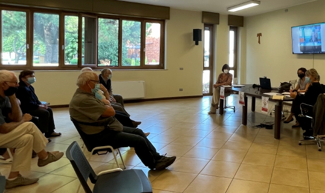 L’incontro con gli anziani al circolo Acli di Madonna Regina