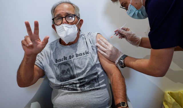 Uno dei primi pazienti over 80 a ricevere la terza dose di vaccino (Ansa)