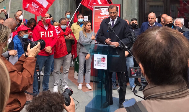 Un momento del presidio antifascista di oggi a Milano con il sindaco Giuseppe Sala (foto Davide Depascale)