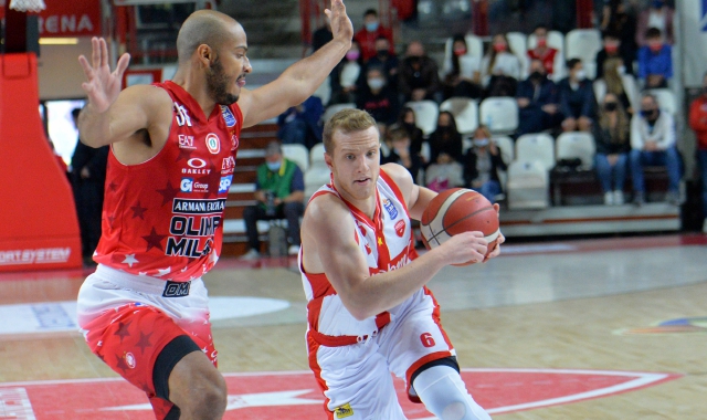 Gran primo tempo di Varese nel derby (foto Blitz - Angelo Puricelli)