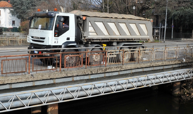 Le prove di carico effettuate nel 2018 per verificare la stabilità del ponte di viale Toselli (Pubblifoto)