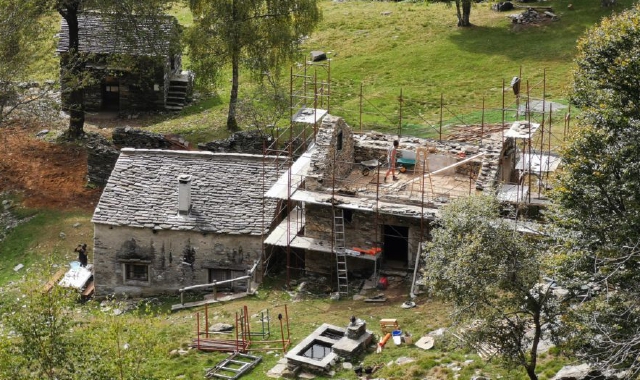 La baita in costruzione