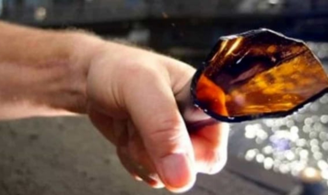 L’aggressore ha usato un coccio di bottiglia per minacciare la sua vittima (foto Redazione)