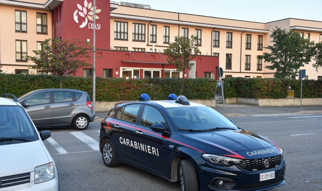 I carabinieri davanti alla Rsa di Cantalupo (Pubblifoto)